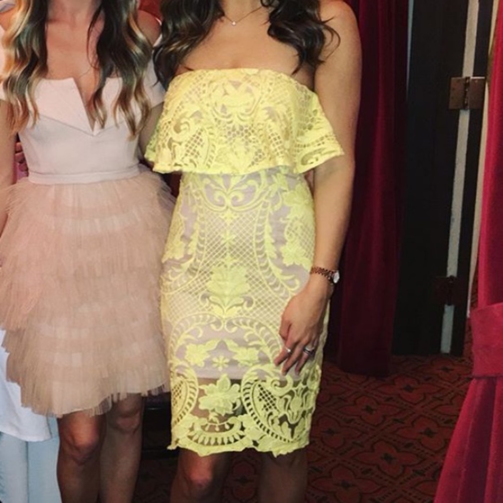 Fitted lace midi dress